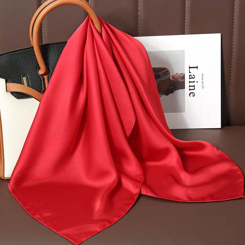 Foulard carré de luxe en soie  - Luxury Bags Office avis et prix