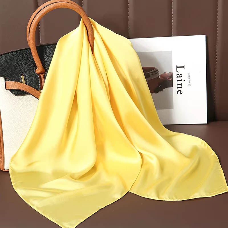Foulard carré de luxe en soie  - Luxury Bags Office avis et prix