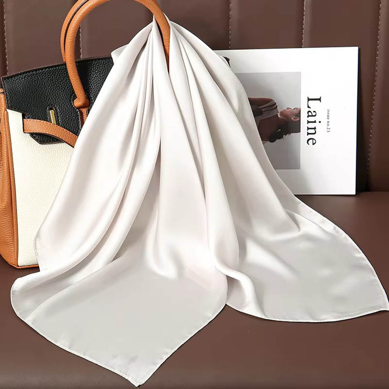 Foulard carré de luxe en soie  - Luxury Bags Office avis et prix