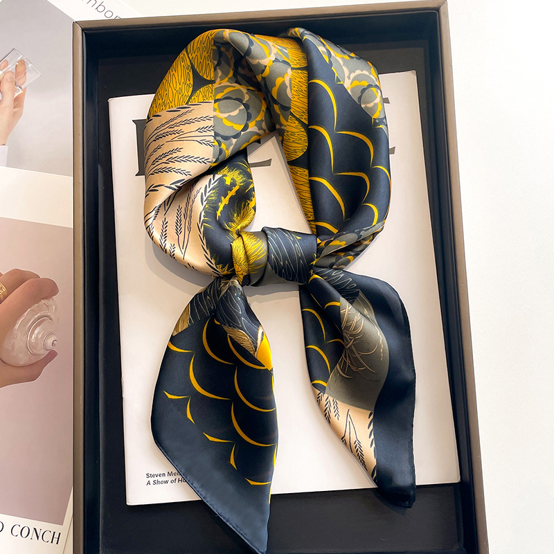 Foulard carré en soie motif ch - Luxury Bags Office avis et prix