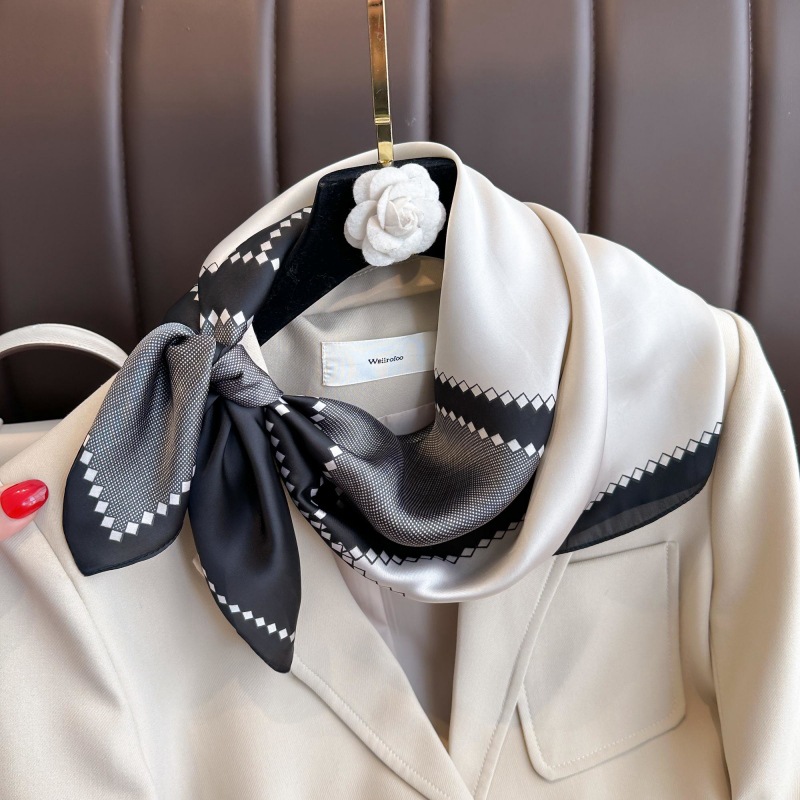 Foulard carré en soie motif ch - Luxury Bags Office avis et prix