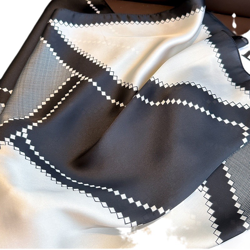 Foulard carré en soie motif ch - Luxury Bags Office avis et prix